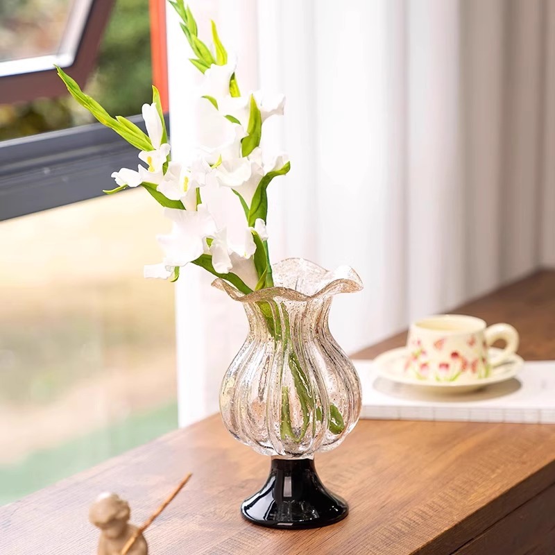 Луксузна висока стаклена ваза у винтаге стилу са златним пеговима