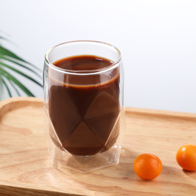 Једноставна изолована стаклена чаша са двоструким зидовима отпорна на топлоту