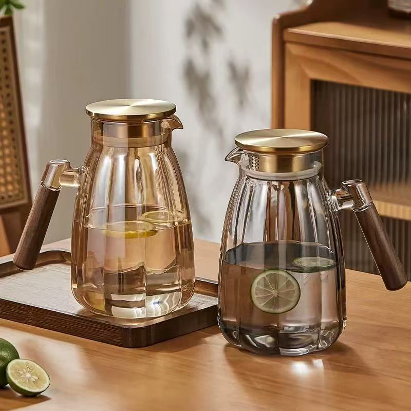 Бокал за воду од бундеве са ручком од ораха